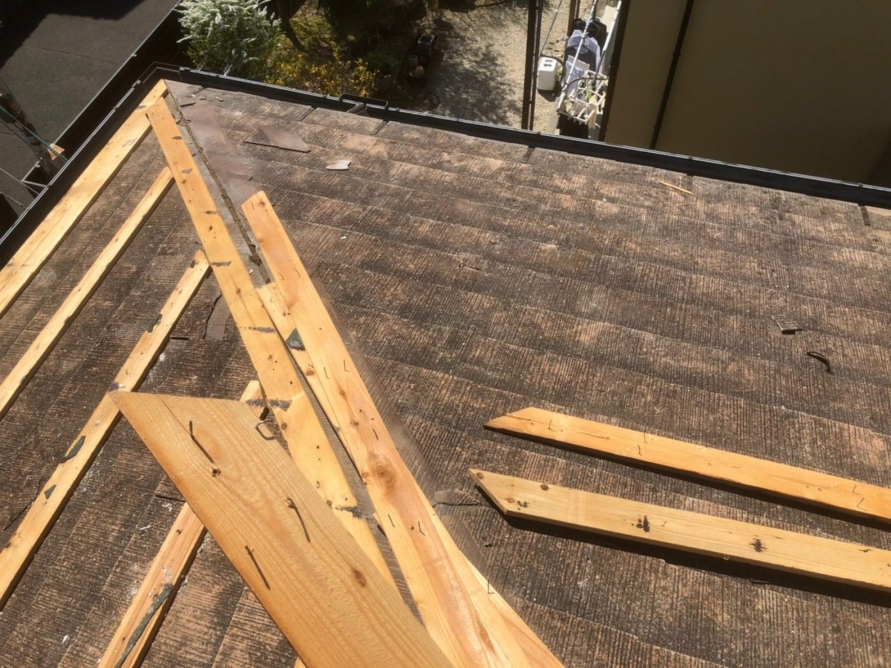 生駒市の葺き替え工事、大屋根の下地材を撤去